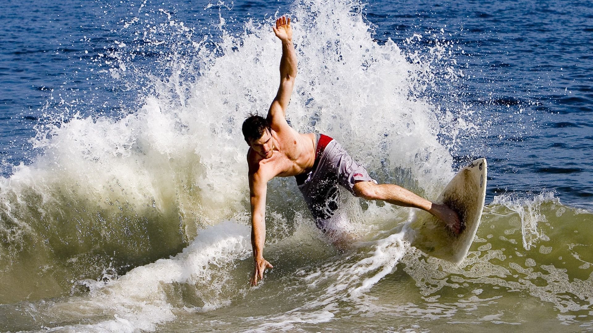 足球青训项目注重文化课成绩综合考评，足球青训需要具备哪些条件