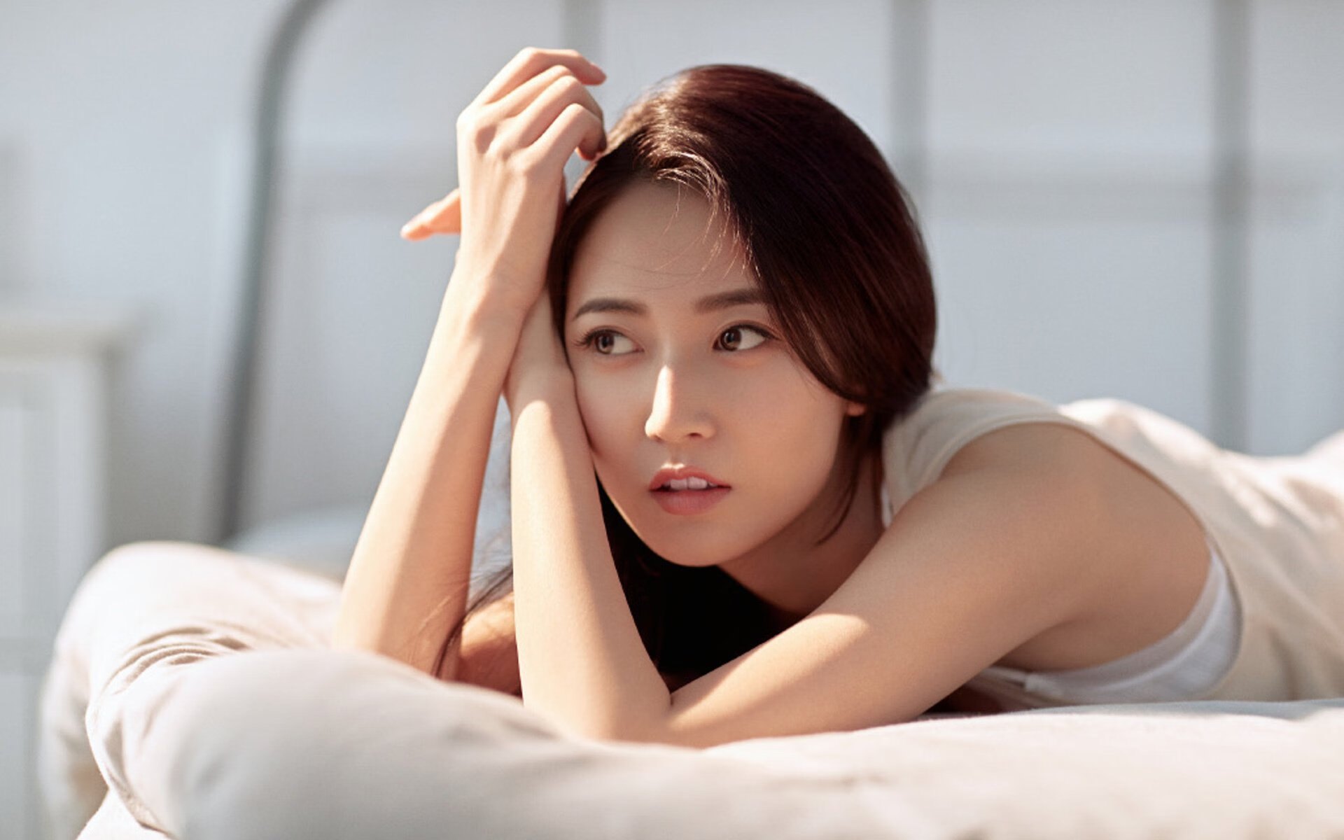 全黑队依靠精准的传球和不断突破，取得优势，全黑队服