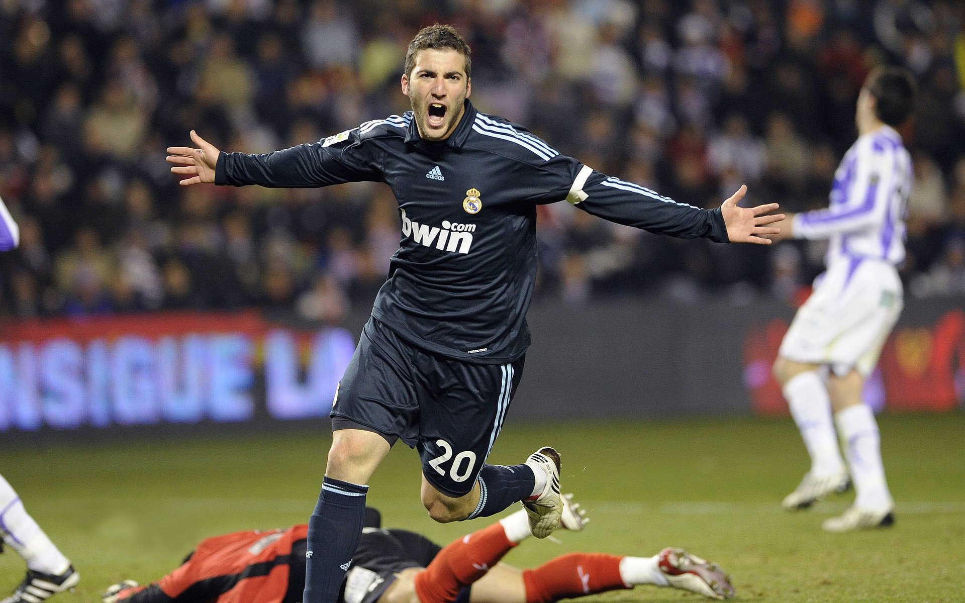 帕利斯特冲线瞬间引发现场欢呼，帕里斯特汽车